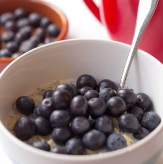 Porridge with blueberries and almonds is a tasty breakfast made from traditional porridge oats. It's a simple perfect start to the day. Packed full of fibre and energy, it keeps you fuller for longer!