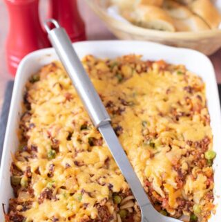 This super easy vegetarian quorn pasta bolognese bake takes just under an hour to prepare and can serve up to six people. Packed with healthy wholegrain fusilli pasta and vegetables. Then topped with a light cheesy crust you can bet it’s a bake all the family will love!
