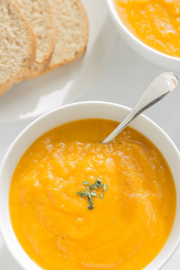 This leek, sweet potato and rosemary soup is addictive. The combination of flavours marinates together perfectly creating such a delicious creamy comfort soup. Not only that, it’s really simple and quick to make too, in less than one hour!!