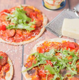 This 30 minutes easy flatbread pizza recipe is just what you're looking for when you're craving a pizza, but not the associated calories! It's quick and easy to make your own flatbread dough base with this recipe, instead of a pizza dough base. No proving is required and the flatbreads are baked in the oven, with your chosen toppings, all in just 30 minutes!